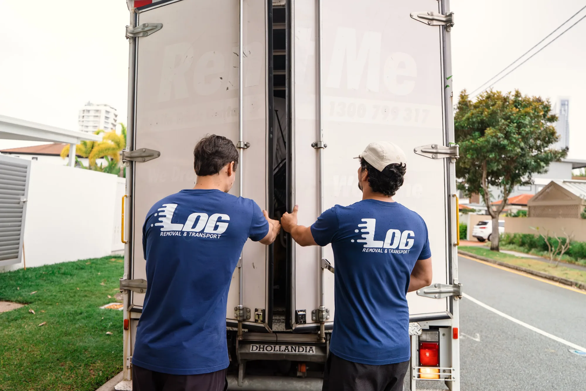 LOG Transport team closing the removal truck before departure